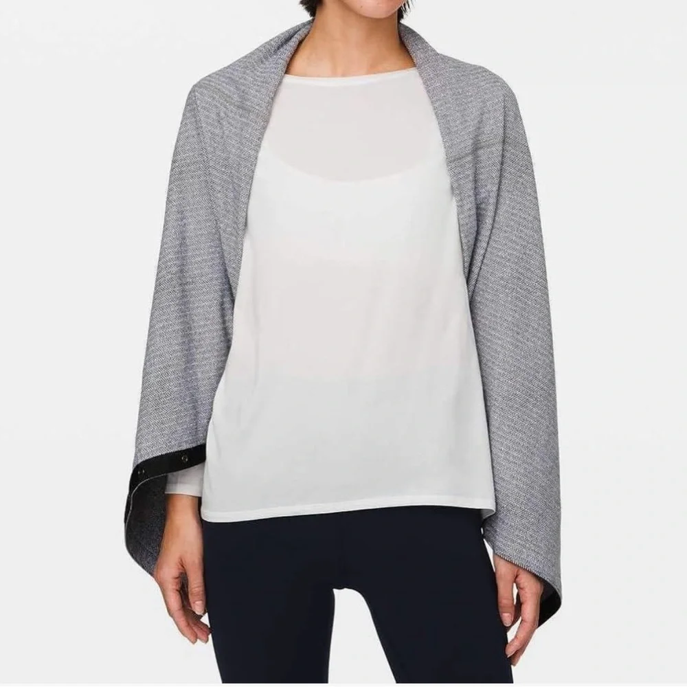 Lululemon Vinyasa Scarf Womens Light Gray Soft Arrow/Chevron Pattern Snap On